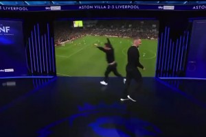 風(fēng)水輪流轉(zhuǎn)！內(nèi)維爾在卡拉格面前瘋狂慶祝，十分得瑟