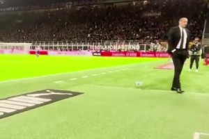 萊奧罰點(diǎn)時(shí)，阿萊格里背向球場踱步，球罰進(jìn)后也很淡定