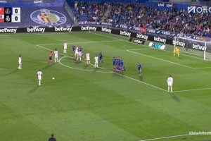 阿拉巴任意球攻門被神勇?lián)涑觯“蜖栱f德小角度補(bǔ)射偏出！