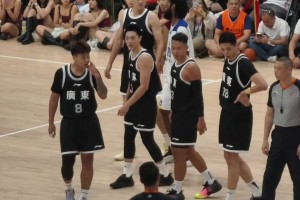 還是熟悉的周隊(duì)！周鵬場上因?qū)κ中?dòng)作直接一拳干翻對(duì)手~