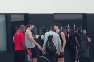 準(zhǔn)備迎接揭幕戰(zhàn)！楊瀚森隊(duì)內(nèi)訓(xùn)練拿著一杯飲料，和隊(duì)友有說(shuō)有笑