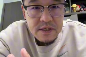 解說依力談周鵬肘擊對(duì)手：這是非常惡劣，違反體育道德精神的動(dòng)作