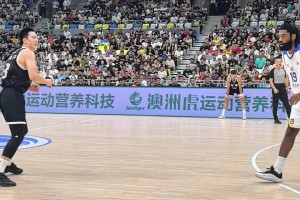 胡明軒有點(diǎn)不情愿的傳球給趙睿，沒想到趙睿一個(gè)變向直接得分