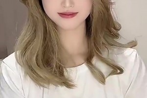 多么痛！印尼小老弟效仿C羅Siu卻不慎滑倒，一時(shí)間哄然大笑！