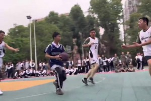 校籃球賽23號(hào)球員下快攻瘋狂走步 真不是被拉上去湊數(shù)的嗎