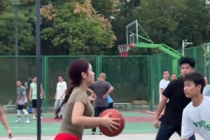 有一說一，紅褲子小姐姐的虛晃突破真的有點(diǎn)東西