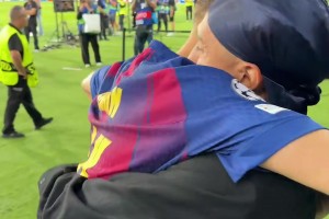 費(fèi)爾明帽子戲法獲全場(chǎng)最佳，拉菲尼亞賽后給予愛(ài)的抱抱