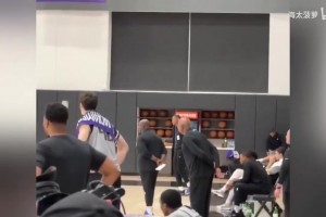 身兼多職！亨德森加練投籃，陪練的是楊瀚森隨行翻譯克里斯！