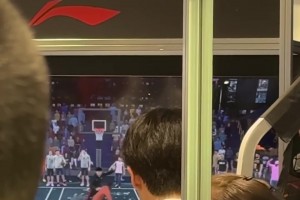 現(xiàn)場(chǎng)人氣爆棚瀚森與球迷2K單挑，用馬盧阿奇血帽+隔扣自己