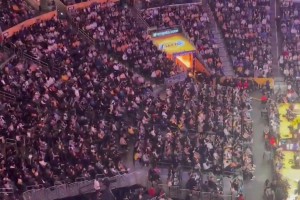 還惦記著這事湖人揭幕戰(zhàn)，全場(chǎng)球迷高喊：謝謝獨(dú)行俠GM尼科