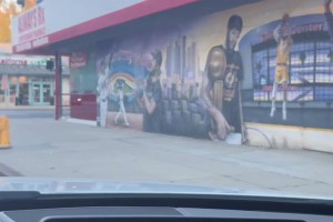 周玲安：在洛杉磯開車， 突然看到詹姆斯科比濃眉的涂鴉墻