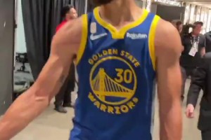 開門紅！庫里賽后球員通道念叨：第一場拿下，還有81場！