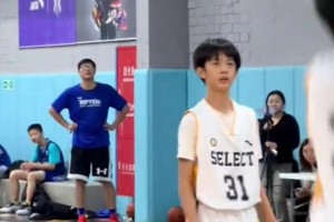 有點小帥??！網(wǎng)友偶遇鄧超和孫儷看兒子打比賽~