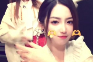 女主播佳依：這比賽看的我只想打臉！小七在后面瘋狂比劃打臉動作