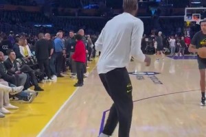 外國(guó)球迷用中文提問(wèn)楊瀚森：你覺(jué)得在NBA訓(xùn)練和在山東有何區(qū)別