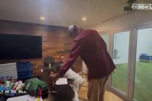 這倆老頭真是長(zhǎng)不大?。G找皮爾斯展示自己新學(xué)的功夫！