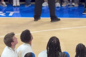 今年衛(wèi)冕概率極大？雷霆在主場(chǎng)升起總冠軍旗幟！