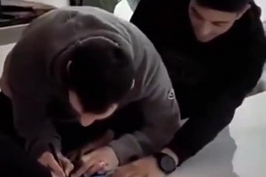 終于進(jìn)球！實(shí)拍：皮奧門前包抄破門后趕緊擁抱助攻的隊(duì)友博尼