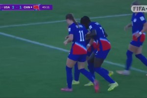被連扳兩球反超！迪瑪利亞弧頂突施冷箭，U17女足1-2落后美國(guó)