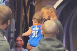 杜蘭特雖然還是單身，但抱小孩的手勢也太嫻熟了吧