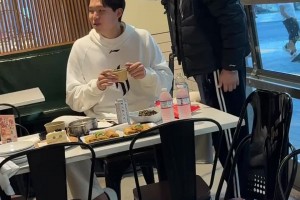 楊瀚森師徒見(jiàn)面很溫馨?。铄陌l(fā)型只有劉教練可以說(shuō)他了