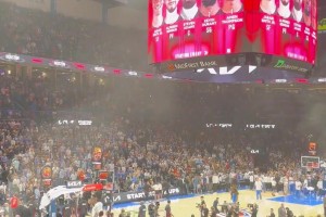 差距太大了！海王出場(chǎng)時(shí)全場(chǎng)歡呼，杜蘭特出場(chǎng)時(shí)切換成全場(chǎng)噓聲！