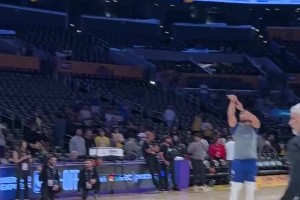 對陣湖人，庫里賽前三分訓(xùn)練，輕松得像喝水一樣！