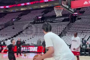 終結(jié)是必修課！楊瀚森賽前熱身練習(xí)勾手&內(nèi)線扣籃！