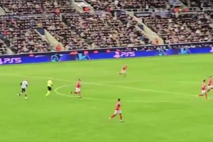 太離譜了！紐卡門將波普手拋球扔了約60米