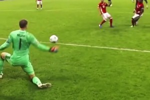 麒麟臂vs金剛腿！C羅近距離暴力射門，諾伊爾竟能單掌擋出！