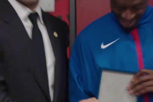 喜感！登貝萊水瓶當(dāng)話筒發(fā)表獲獎(jiǎng)感言！