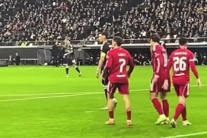 壓力太大了！維爾茨送出助攻后隊(duì)友們紛紛擁抱他