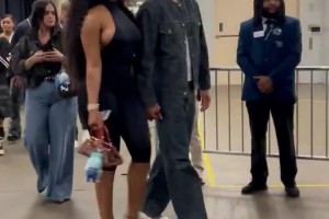 這身材確實夸張！克萊賽后與女友馬冬梅手牽手離場