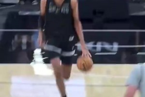 文班這一個(gè)回合讓我看到三個(gè)超巨的影子！KD、字母哥、奧尼爾！