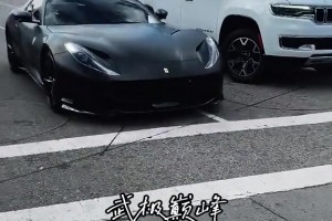 女友梅根來接克萊下班，克萊都顯得小鳥依人了...