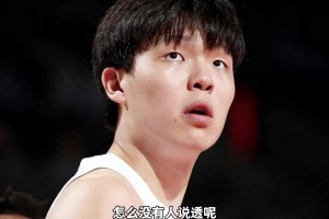 一步一步來吧！此前楊瀚森和美國女球迷的合影！都好高啊~