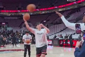 今天常規(guī)賽首秀！小吧拍到楊瀚森在賽前猛練籃下小勾手~