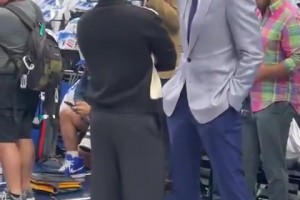 兩位這是在談什么交易呢？富保羅與獨(dú)行俠高管Nico面對(duì)面熱聊