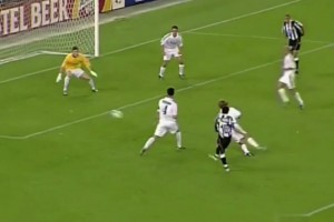 自帶領(lǐng)域的男人！皮耶羅神級停球連續(xù)晃動攻破皇馬！