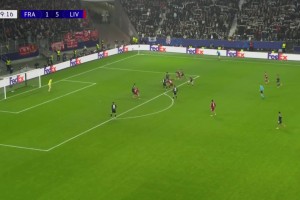 該傳??！薩拉赫無(wú)視空門(mén)的維爾茨打門(mén)被撲，維爾茨氣的跳了起來(lái)