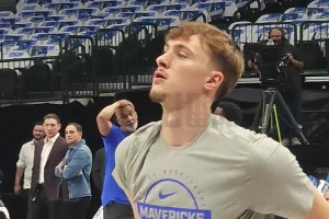 狀元大對(duì)決！文班亞馬賽前抵達(dá)球館！感覺又長(zhǎng)高了！