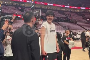 見證NBA常規(guī)賽首秀！劉維偉與楊瀚森師徒見面，一陣熱聊啊~