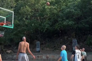 和今天的一記反身暴扣神似！原來文班亞馬在少林寺也干過這招咯