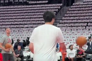 來自馬刺冠軍中鋒的指導(dǎo)！楊瀚森賽前訓(xùn)練，斯普利特特地上前指點(diǎn)