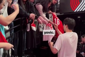 很多中國球迷觀戰(zhàn)首秀??！楊瀚森為球迷送上簽名并耐心互動(dòng)~