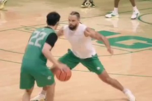 俄勒岡大學(xué)隊(duì)內(nèi)訓(xùn)練！林葳運(yùn)球一步晃開(kāi)到訪的學(xué)長(zhǎng)狄龍布魯克斯！