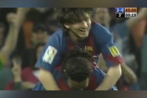 青澀！17歲梅西巴薩處子球！送出助攻的小羅背起梅西慶祝！