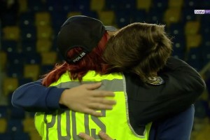 賽前居萊爾和當警察的姑姑親切擁抱