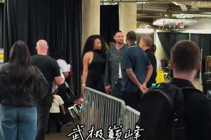 克萊女友大秀頂級好身材！賽后接克萊下班回家！這就是愛情啊