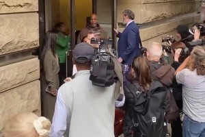 看得出表情凝重??！比盧普斯被提審?fù)觌x開法院畫面曝光！